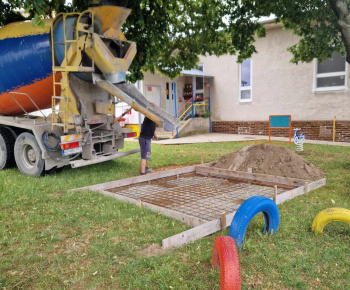 Výstavba parkoviska pred MŠ a nový vstup do MŠ (8.2022)