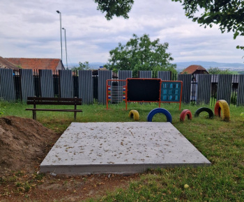 Výstavba parkoviska pred MŠ a nový vstup do MŠ (8.2022)