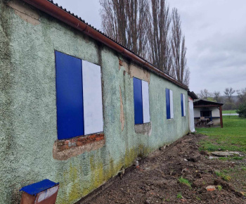 Úprava poškodenej krajnice cesty a skrášlenie vstupu do obce 