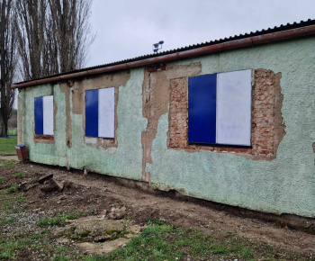 Úprava poškodenej krajnice cesty a skrášlenie vstupu do obce 