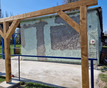 Úprava poškodenej krajnice cesty a skrášlenie vstupu do obce 