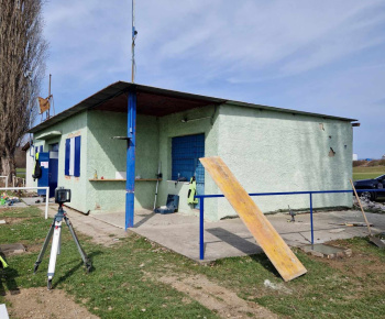 Úprava poškodenej krajnice cesty a skrášlenie vstupu do obce 