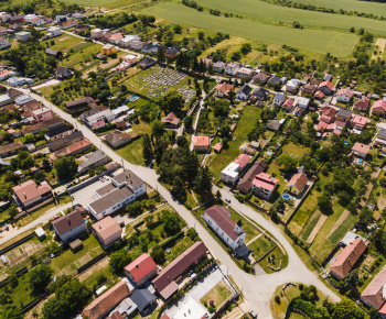 Osadenie drobných objektov na cyklistickej trase a chodníku k vy