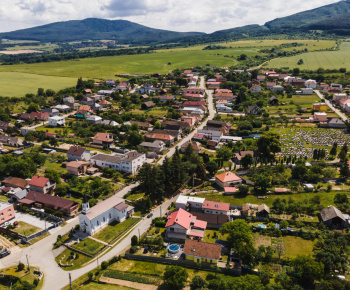 Osadenie drobných objektov na cyklistickej trase a chodníku k vy