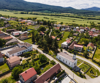 Osadenie drobných objektov na cyklistickej trase a chodníku k vy
