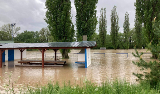 Deň zeme vo Vyšnej Myšli 4/2023 <div>
	Deň zeme vo Vyšnej Myšli</div>
<div>
	Na Deň zeme 22. apríla 2023 sa eRkári z Vyšnej Myšle rozhodli pomôcť našej zemi a urobiť</div>
<div>
	jarné upratovanie. V spolupráci s iniciatívou Upracme Slovensko, ktorá im poskytla plnú</div>
<div>
	krabicu vriec a rukavíc, aby sa im ľahšie upratovalo, zorganizovali upratanie cesty k našej</div>
<div>
	Myšľanskej vyhliadke.</div>
<div>
	Ráno sa stretlo 14 eRkárov odhodlaných vyzbierať všetky odpadky po nezodpovedných</div>
<div>
	turistoch. Podarilo sa im vyzbierať štyri vrecia odpadu, vyplnili si zaujímavý pracovný list</div>
<div>
	o Dni zeme a za odmenu si pochutnali na dobrých muffinoch.</div>
