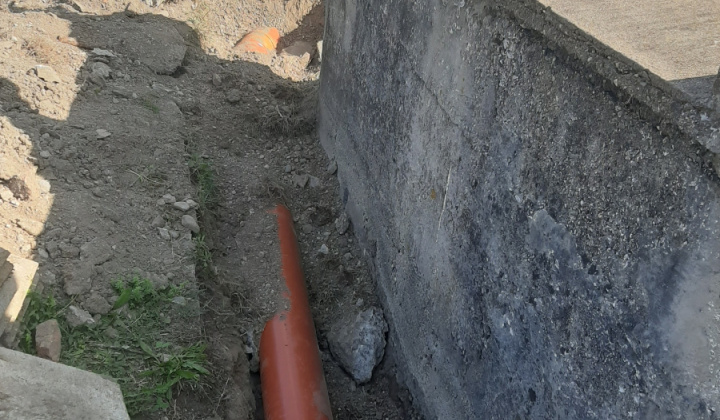 Oprava žľabu pred kostolom 