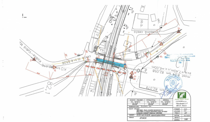 Aktuality / SEMAFOR - ZÚŽENÝ JAZDNÝ PÁS POD ŽELEZNIČNÝM MOSTOM - foto