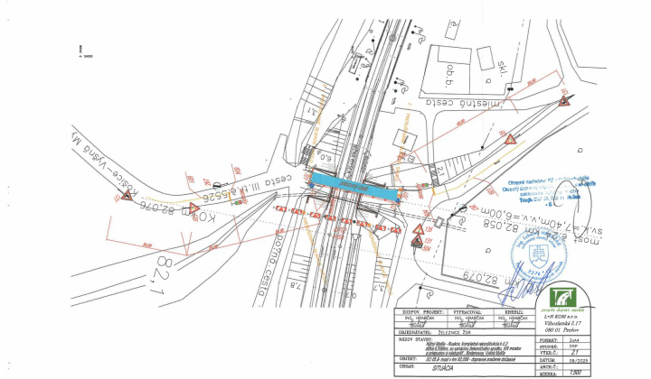Aktuality / SEMAFOR - ZÚŽENÝ JAZDNÝ PÁS POD ŽELEZNIČNÝM MOSTOM - foto