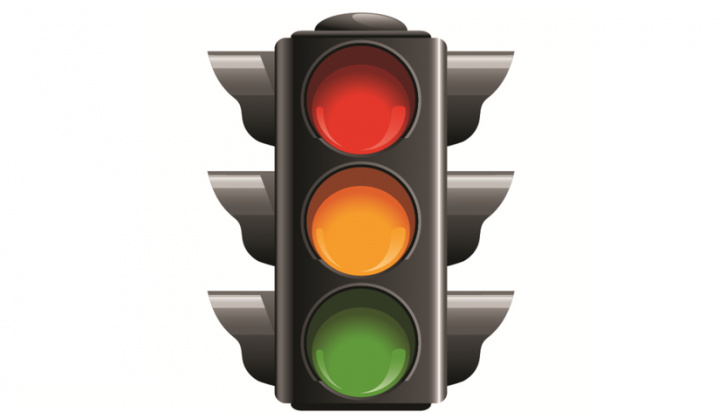 Fotka pre článok SEMAFOR - ZÚŽENÝ JAZDNÝ PRUH POD ŽELEZNIČNÝM MOSTOM